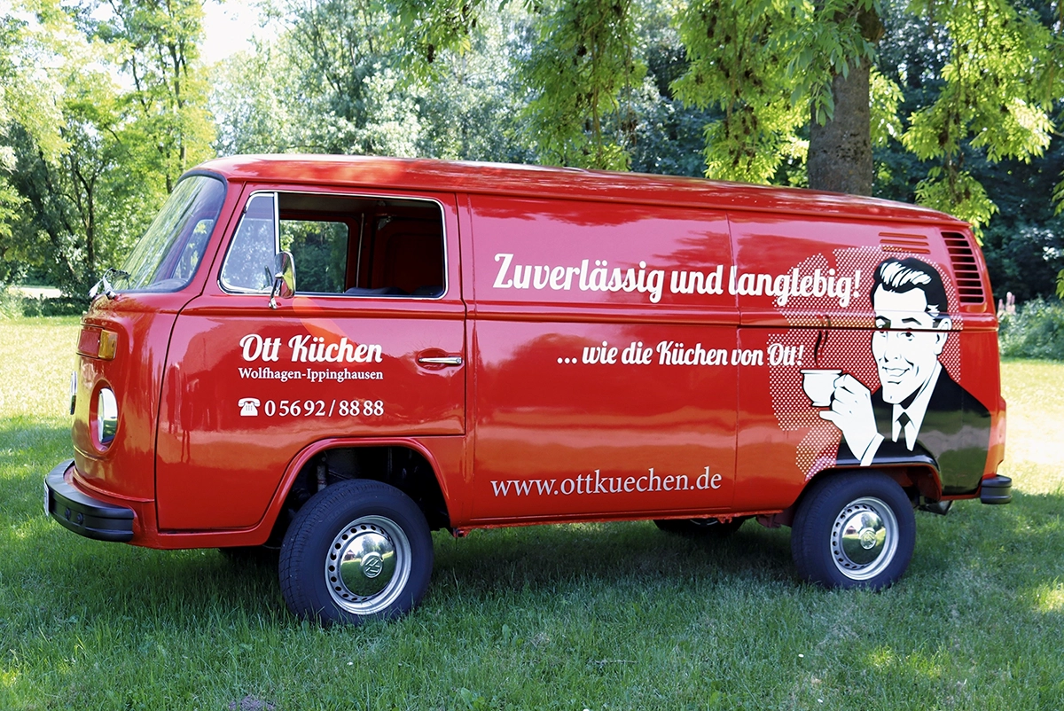 roter Bus mit Beklebung Ott Küchen